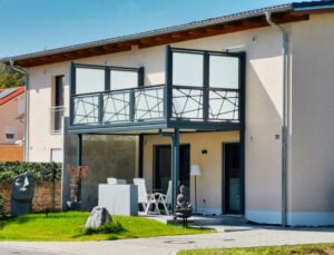 Moderna ringhiera del balcone con motivo di design e schermo per la privacy in vetro smerigliato - Balcone in alluminio Alu Design Metro