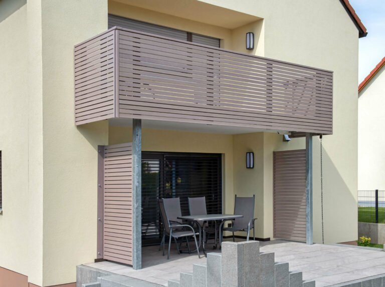 Moderna ringhiera per balcone in alluminio con traverse semitrasparenti - Balcone in alluminio Alu Design Merida