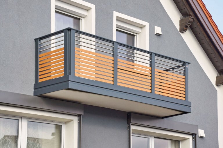 Moderna ringhiera per balcone tuttofare con doghe in alluminio in look legno - Balcone in alluminio Alu Design Cordoba