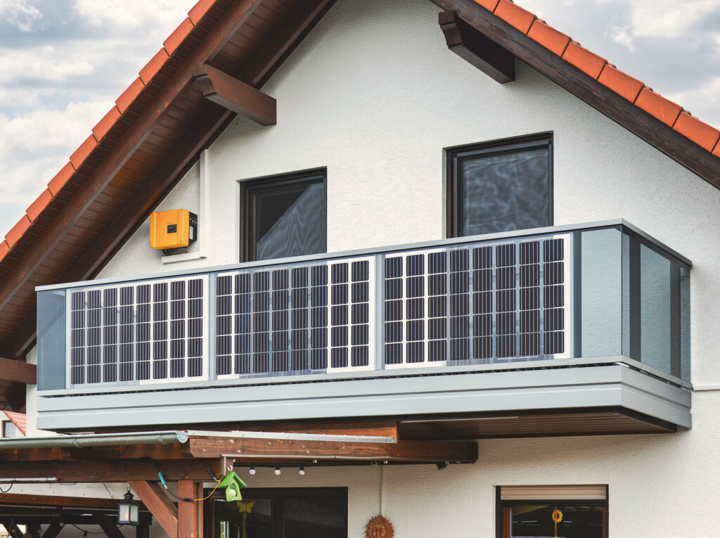 Glasbalkon mit Solarfelder