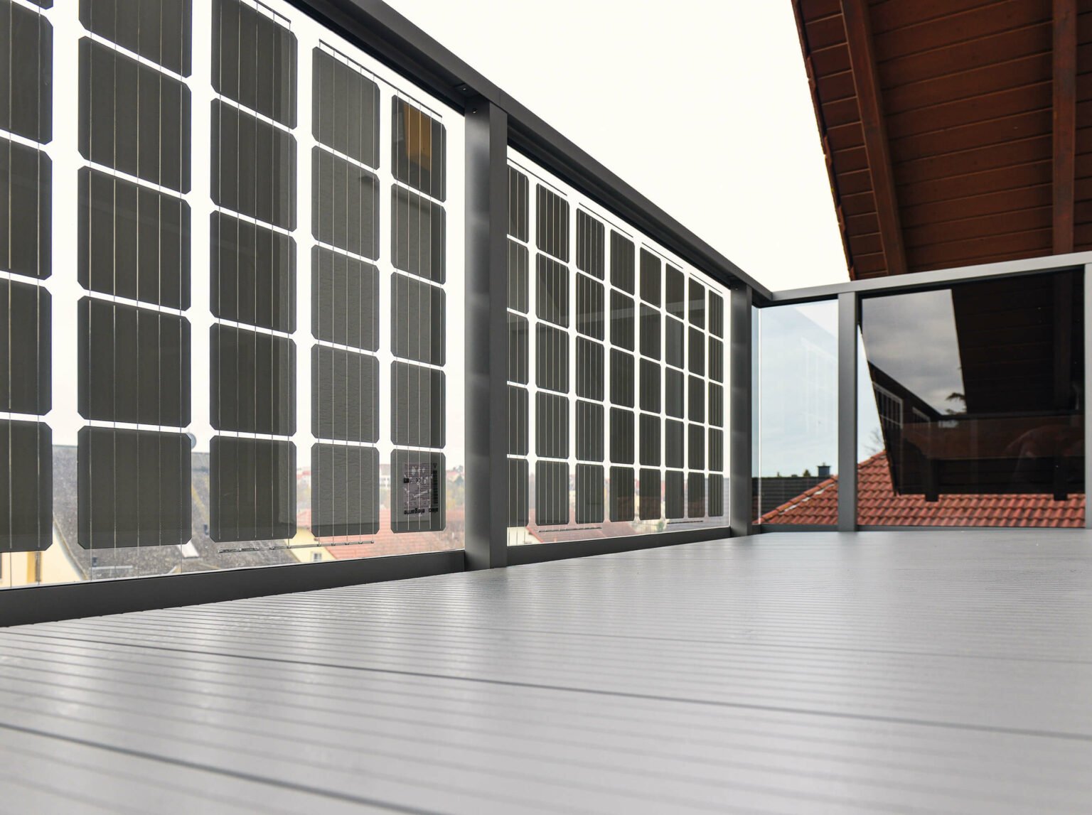 Balkon mit Solarpanelen