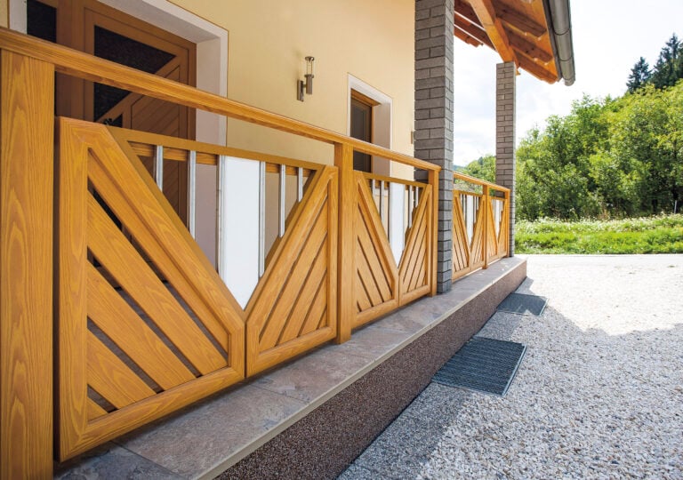 Ringhiera del balcone con elementi combinati di acciaio inossidabile e alluminio in look legno - Balcone in alluminio Alu Classic Frankfurt