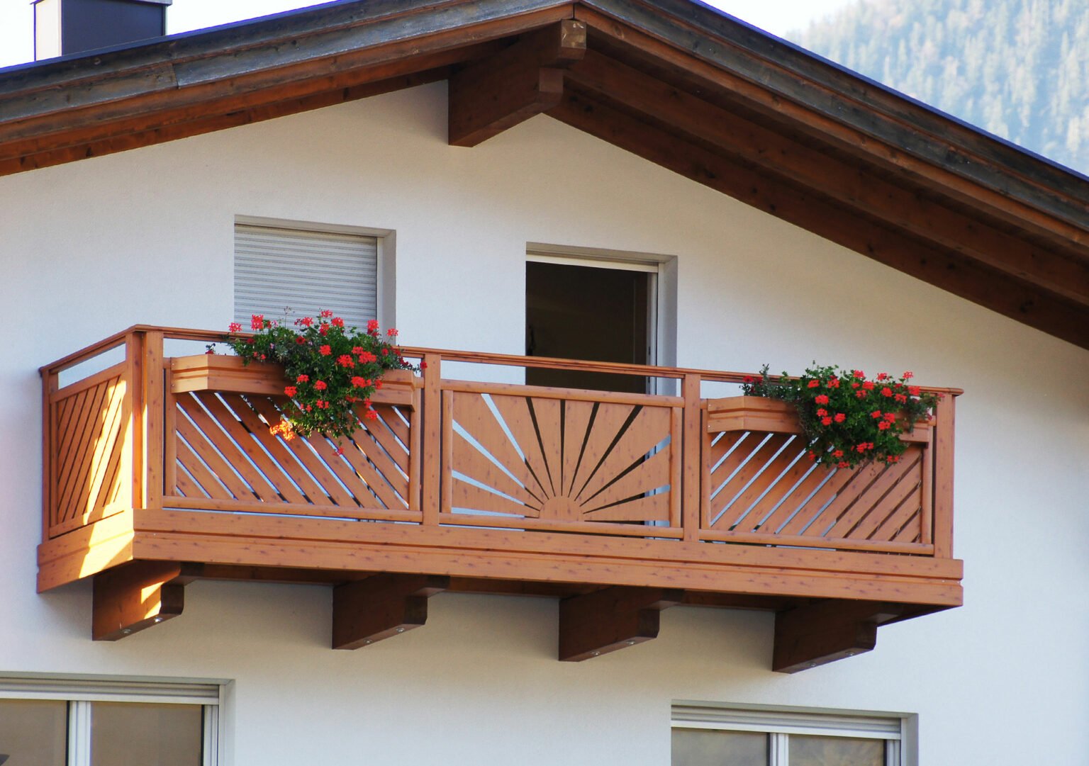 Ringhiera classica in alluminio per balconi in look legno con listelli trasversali - Balcone in alluminio Alu Classic Klagenfurt