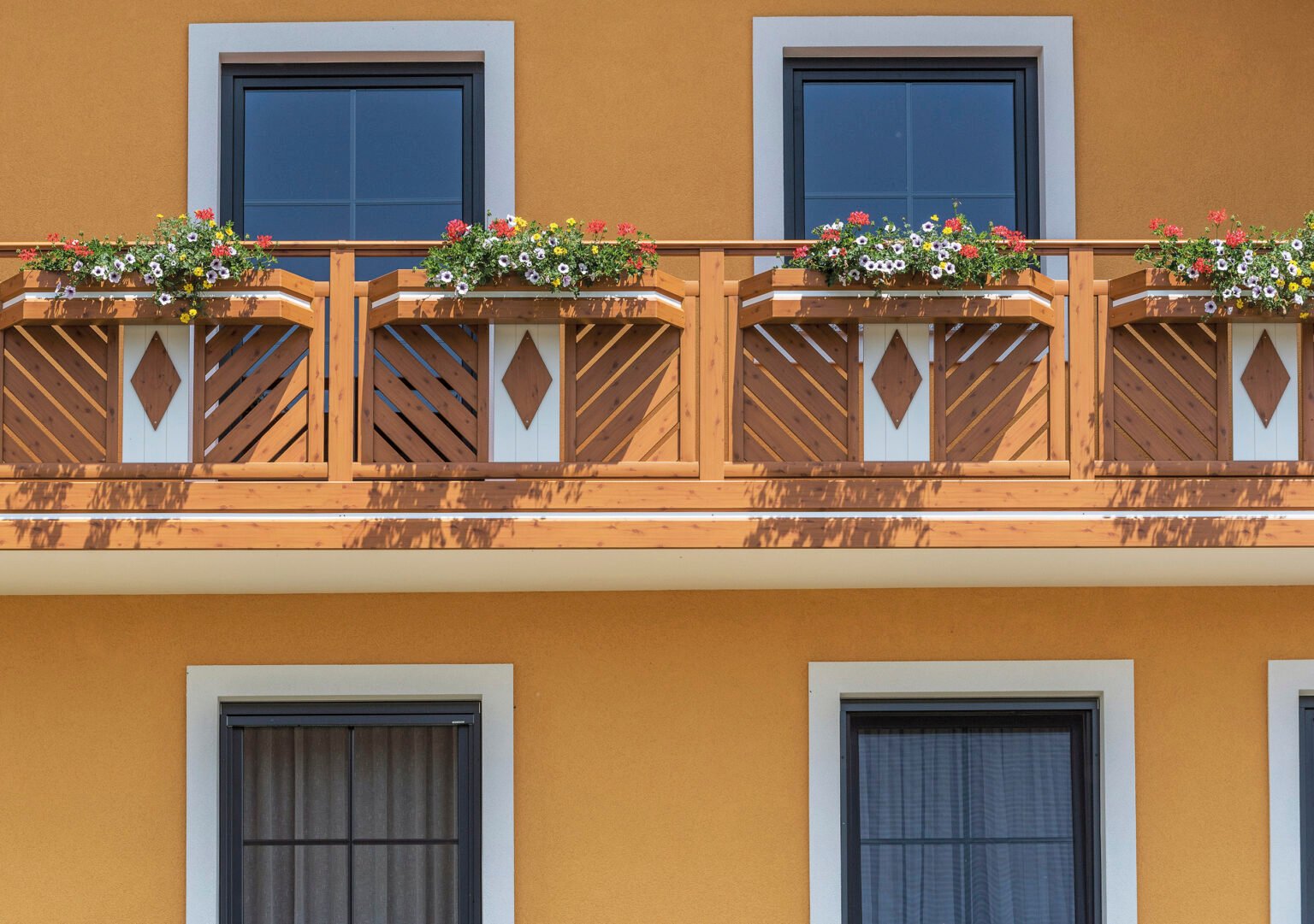 Ringhiera del balcone effetto legno con listelli diagonali e decorazioni - Balcone in alluminio Classic Leipzig