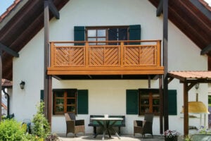 Ringhiera per balconi in alluminio con effetto legno e doghe diagonali - Balcone in alluminio Alu Wooden St. Pölten