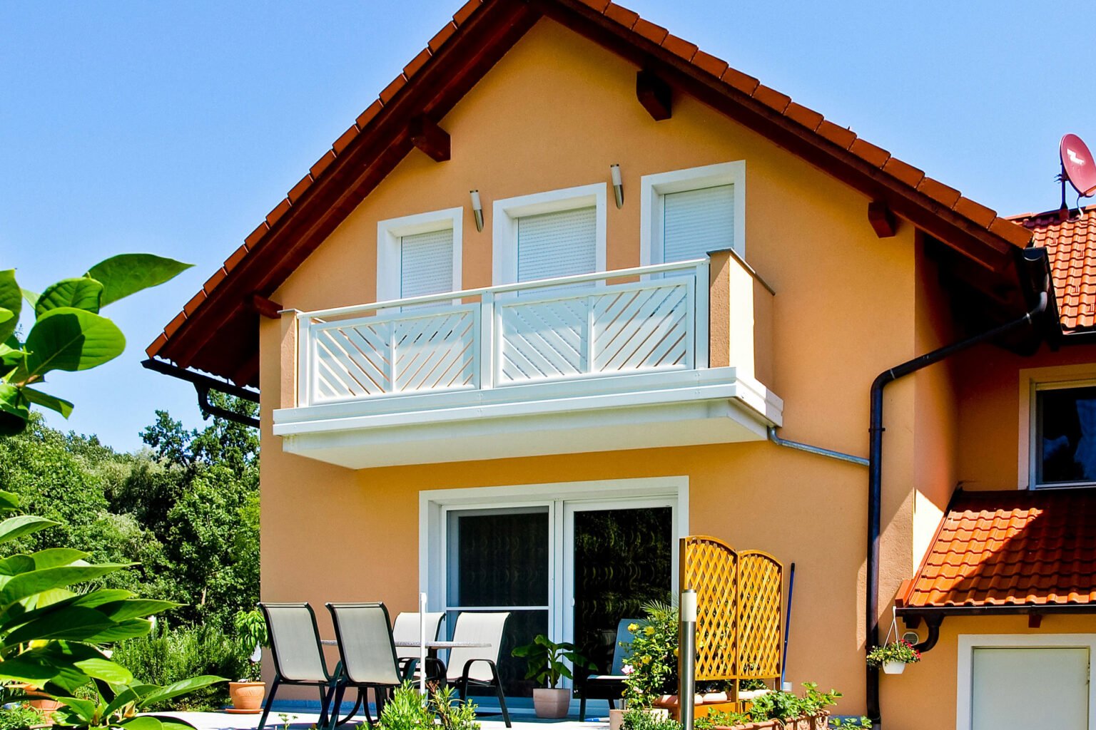 Ringhiera per balcone semitrasparente con un look discreto e senza tempo - Balcone in alluminio Alu Classic St. Pölten