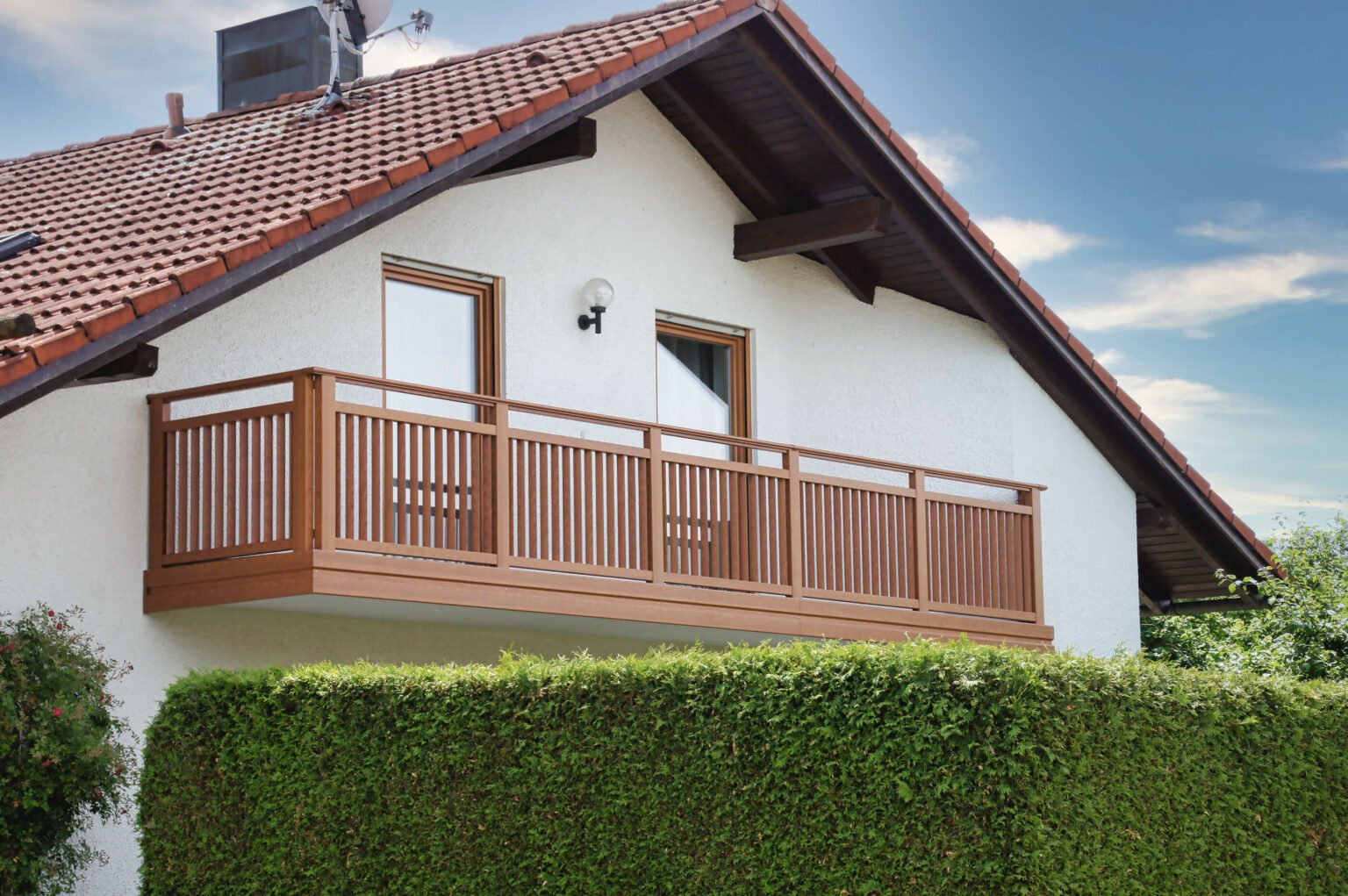 Ringhiera per balconi in alluminio effetto legno con doghe verticali - Balcone in alluminio Alu Wooden Trento