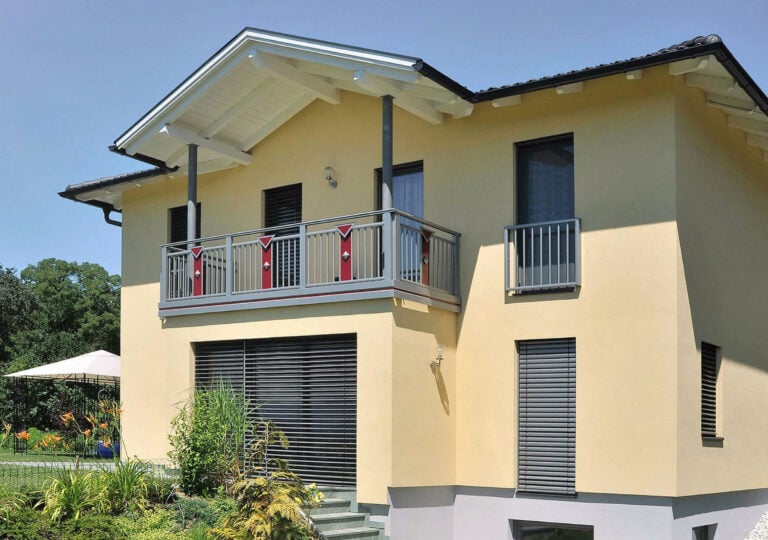 Ringhiera del balcone con riempimento e decorazione creativa ariosa - Balcone in alluminio Alu Design Lombardei