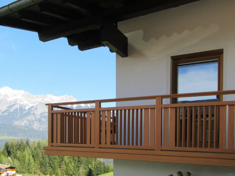 Ringhiera del balcone in alluminio con sofisticata variazione dei pioli - Balcone in alluminio Alu Design Sölden