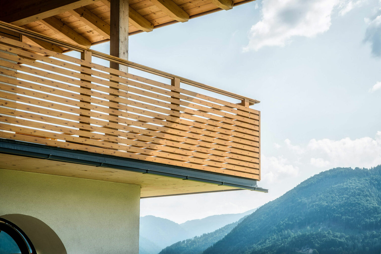 Elegante ringhiera per balconi in alluminio con un aspetto ingannevolmente vero legno - Balcone in alluminio Alu Wooden Imola