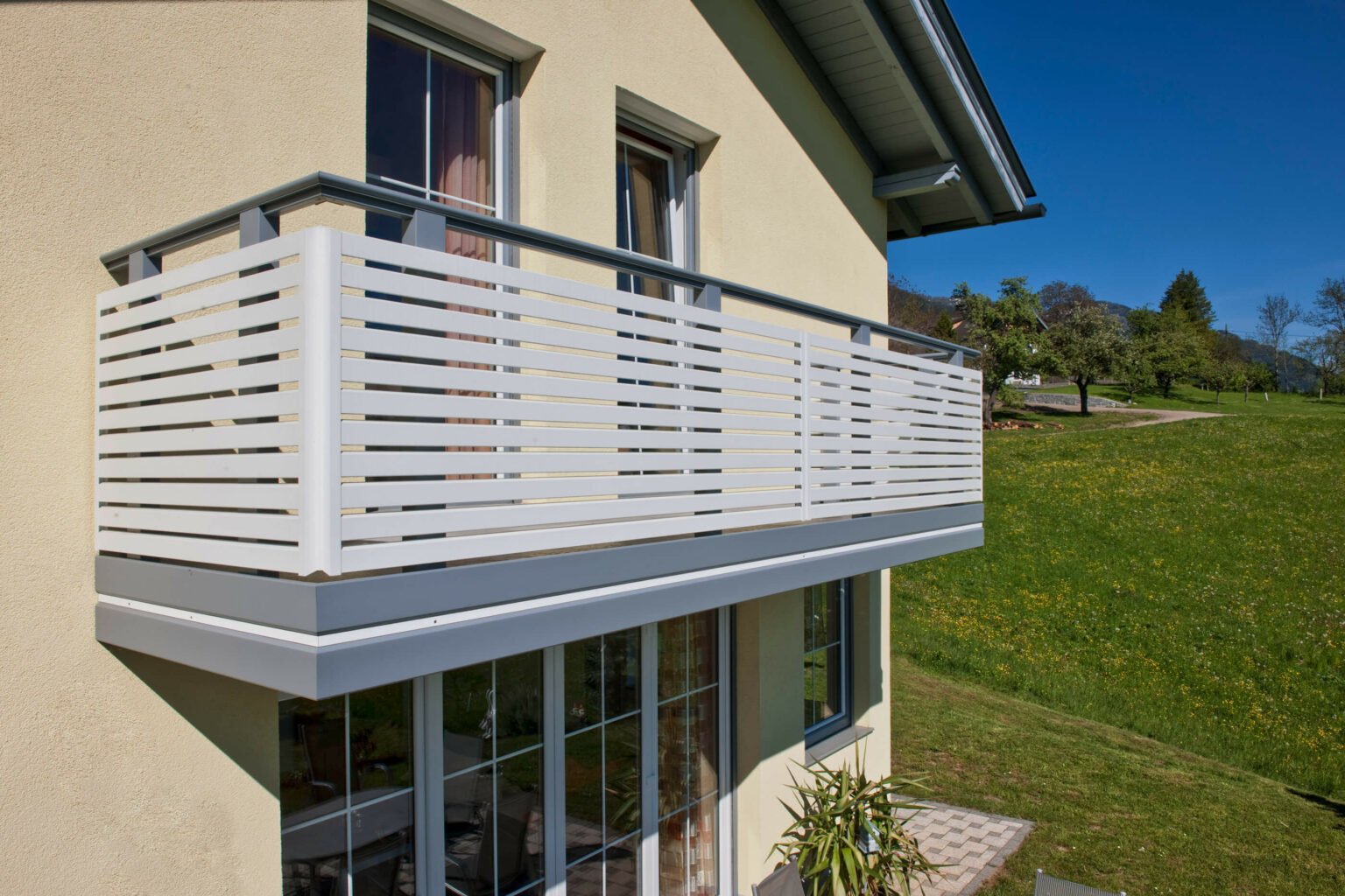 Ringhiera per balcone semitrasparente con doghe orizzontali - Balcone in alluminio Alu Select Imola