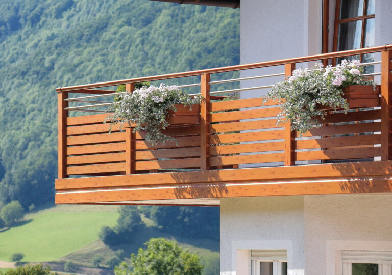 Moderna ringhiera per balcone in alluminio con aspetto in legno e montanti in acciaio inossidabile - Balcone in alluminio Alu Wooden Madrid