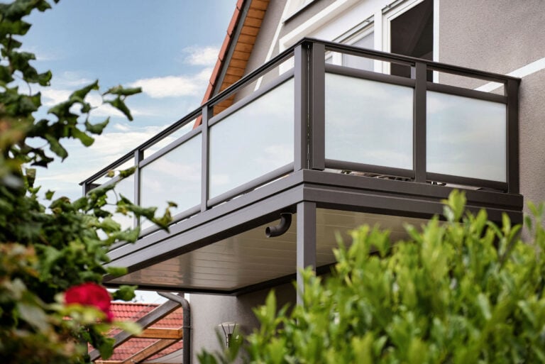 Ringhiera per balcone con riempimento in vetro non trasparente in un solido telaio di alluminio - Balcone in alluminio Alu Design Vitro