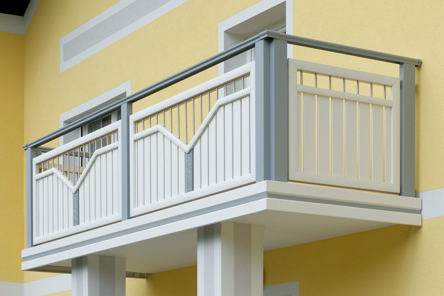 Ringhiera del balcone in alluminio con materiali e decorazioni combinati - Balcone in alluminio Alu Classic Eisenhut