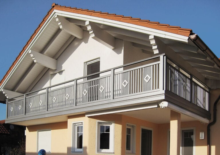 Ringhiera per balcone con riempimento, decorazione, doghe e corrimano in alluminio - Balcone in alluminio Alu Classic Frankfurt