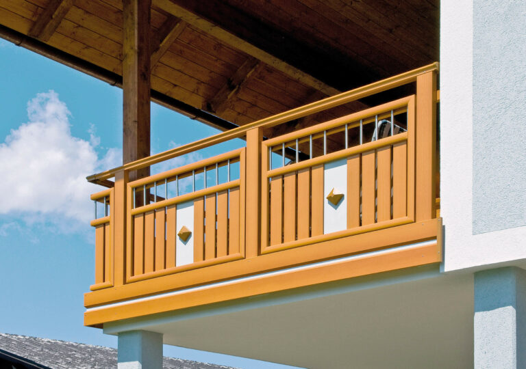 Ringhiera del balcone in alluminio in look legno con elementi in acciaio e decorazione - Balcone in alluminio Alu Wooden Wildspitze