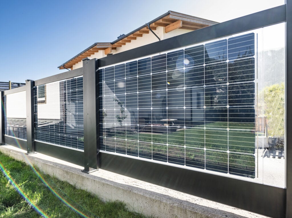 Recinzione solare con moduli fotovoltaici - Recinzione solare con Leeb
